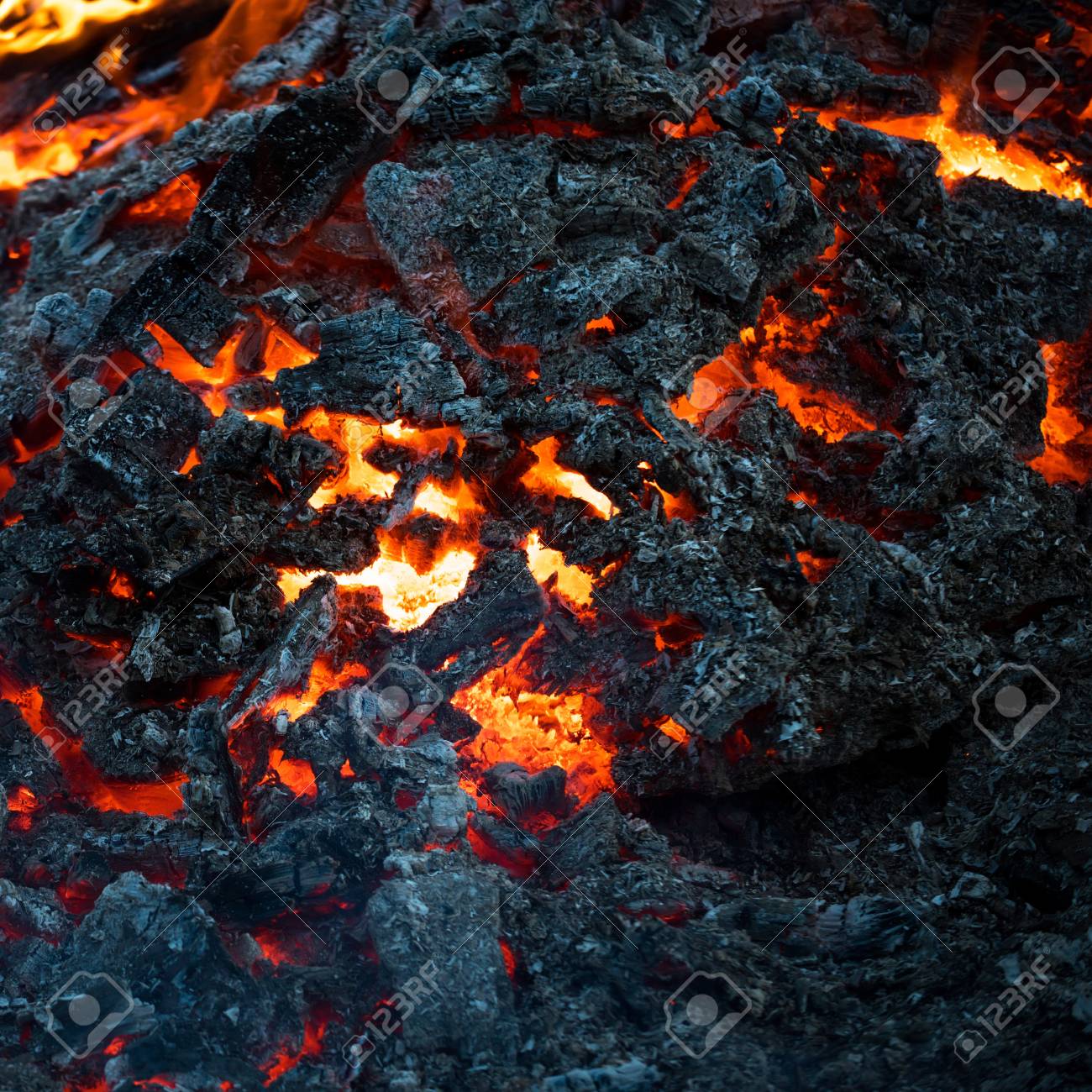 形成 地質学 自然 環境マグマテクスチャ溶融岩面 火山 火災 地殻危険 危険 エネルギーの概念 黒灰の背景に溶岩の炎 の写真素材 画像素材 Image