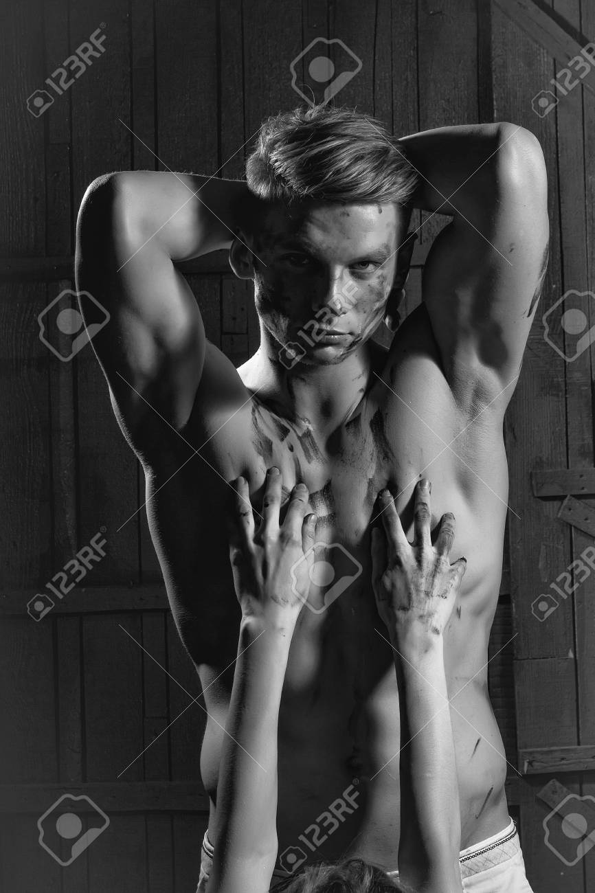 若い汚い男の筋肉の体に女性の手で黒で描かれたセクシーな男性の胴体 の写真素材 画像素材 Image