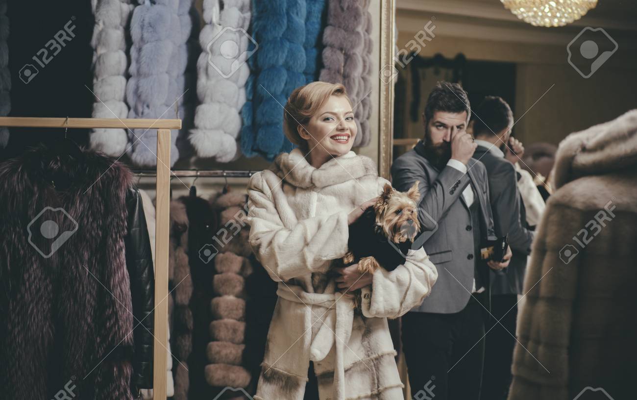 購入 ビジネス マネーバッグ ファッションと美しさ 冬デート カップル 愛 男と女 男性 ショッピング 売り手と顧客と毛皮のコートの女性 犬 贅沢と毛皮 のコートの間で愛のカップル の写真素材 画像素材 Image