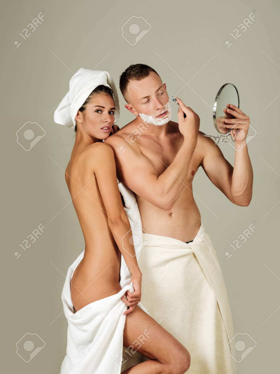 Casal Apaixonado Aliciamento De Manha Tomar Banho Beleza Spa Familia Pares Sexy De Mulher E De Homem Que Aparam Com Lamina Manha Pele Vida Cotidiana Erotica Homem E Mulher Sensual Na Toalha