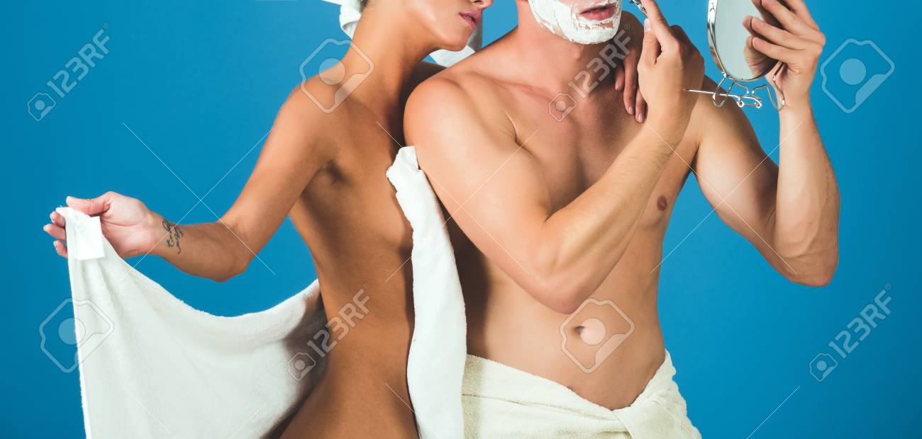 家族　裸 朝の家族のグルーミング。裸の女性と男性トリミングの家族生活。の写真素材・画像素材 Image 94414143
