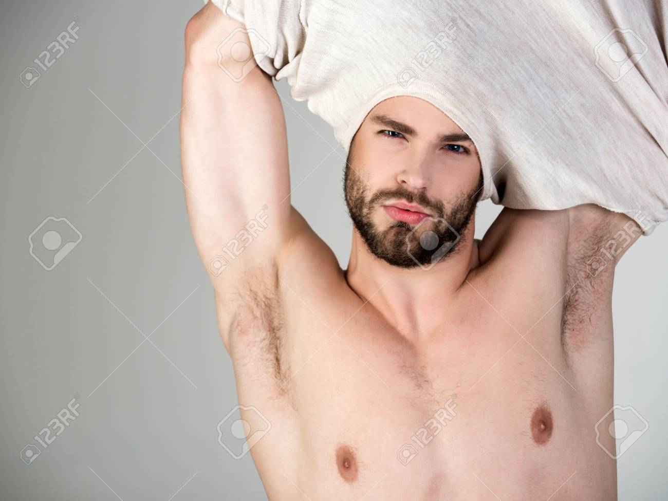 眠い男は灰色の背景に服を脱ぐ 不眠症 エネルギー 未結合の髪を持つシングル 朝起きて 日常生活 下着姿の髪の毛を散らした男 理髪店と美容師 男性ファッション の写真素材 画像素材 Image