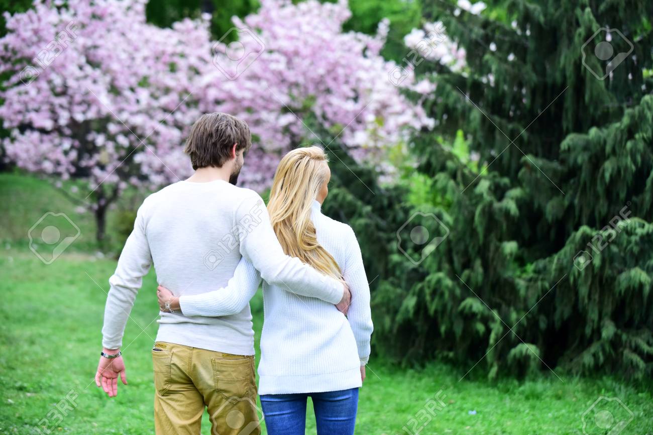 여자와 남자 꽃이 만발한 정원에서 포옹 다시보기. 봄 공원에서 관능적 인 커플 데이트. 봄, 자연 각성, 뷰티 시즌. 사랑, 로맨스, 관계, 가족. 로열티 무료 사진, 그림, 이미지 그리고 스톡포토그래피. Image 96076940. 여자와 남자 꽃이 만발한 정원에서 포옹 다시보기. 봄 공원에서 관능적 인 커플 데이트. 봄, 자연 각성, 뷰티 시즌. 사랑, 로맨스, 관계, 가족. 로열티 무료 사진, 그림, 이미지 그리고 스톡포토그래피. Image 96076940.