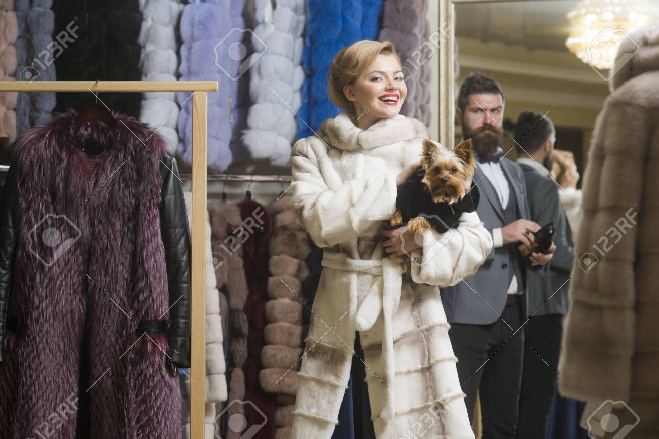 購入 ビジネス マネーバッグ 購入 ヨークシャーテリアペット犬と男性との女性は毛皮のコートを購入します の写真素材 画像素材 Image