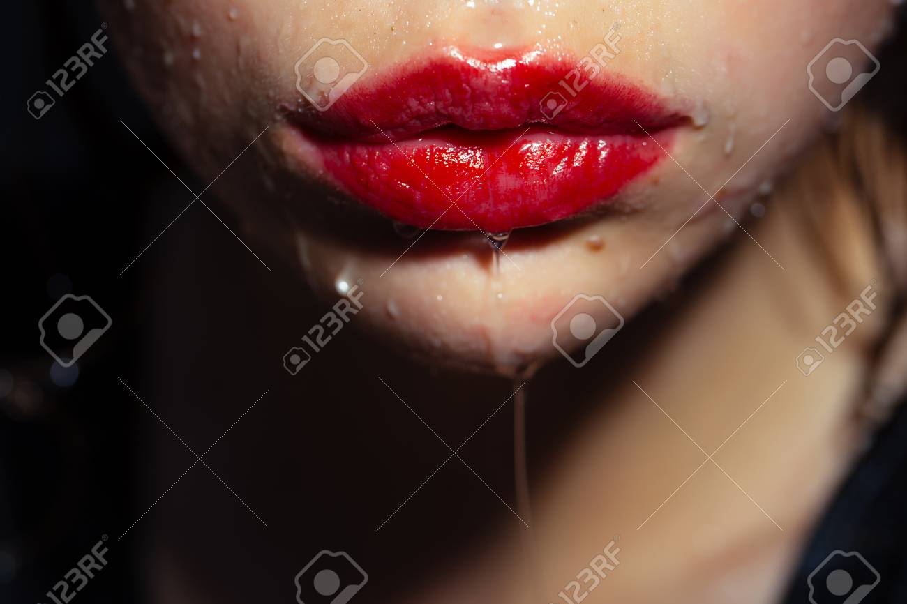 赤い唇と濡れた 肌を持つ美容ヴォーグスタイルのファッションモデルガール トレンディ 欲望 化粧品 メイクアップ 赤い口紅 光沢を持つ女性のクローズアップ美しい唇 セクシーな濡れた口 甘いキス の写真素材 画像素材 Image