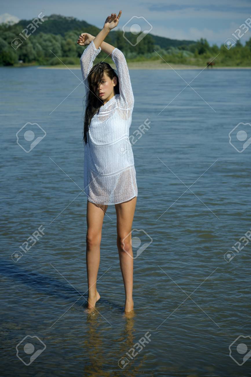 川の白いドレスで長い髪を持つ女性 ファッション 若い女性は晴れた日 休暇に水の中でリラックス ファッション 美しさ 若者 夏休み 放浪者 の写真素材 画像素材 Image