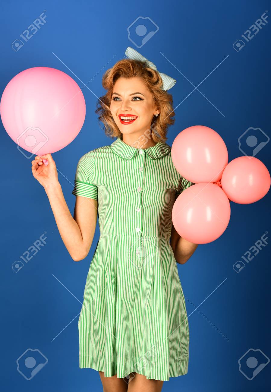 Anniversaire Vintage Pin Up Celebration Pin Up Femme En Ballons Anniversaire Fille Blonde Sexy Avec Maquillage Retro Tenir Des Ballons Beaute Et Mode Vintage Femme Retro Avec Des Ballons De Fete Celebration Banque