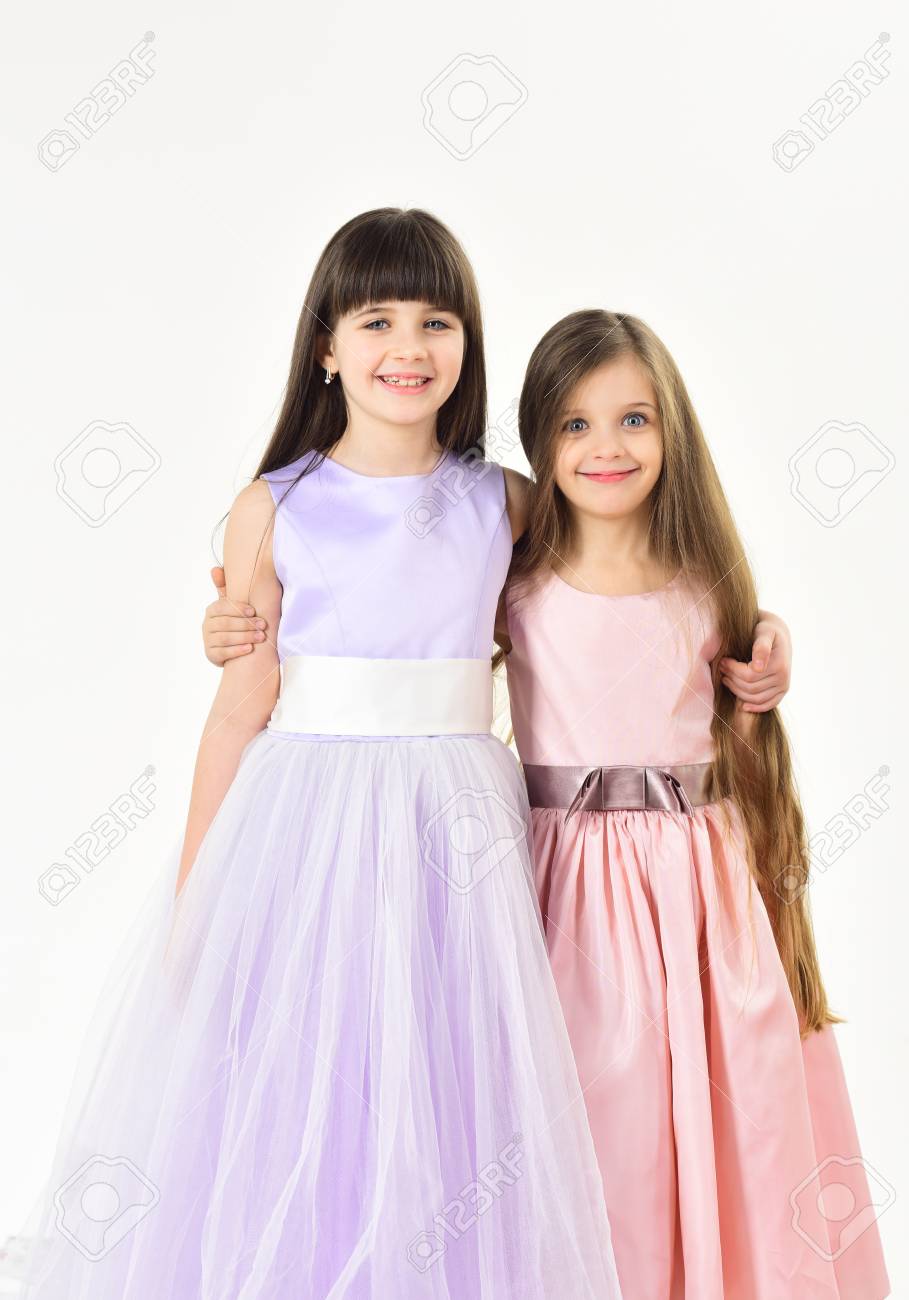 美しさ ファッション パンチの効いたパステル 子供のファッション 家族 美容師 美しいドレスを着た小さな女の子の子供たち 子供時代 見て 幸せ 髪型 長い髪の小さな女の子の妹は白に隔離されています の写真素材 画像素材 Image