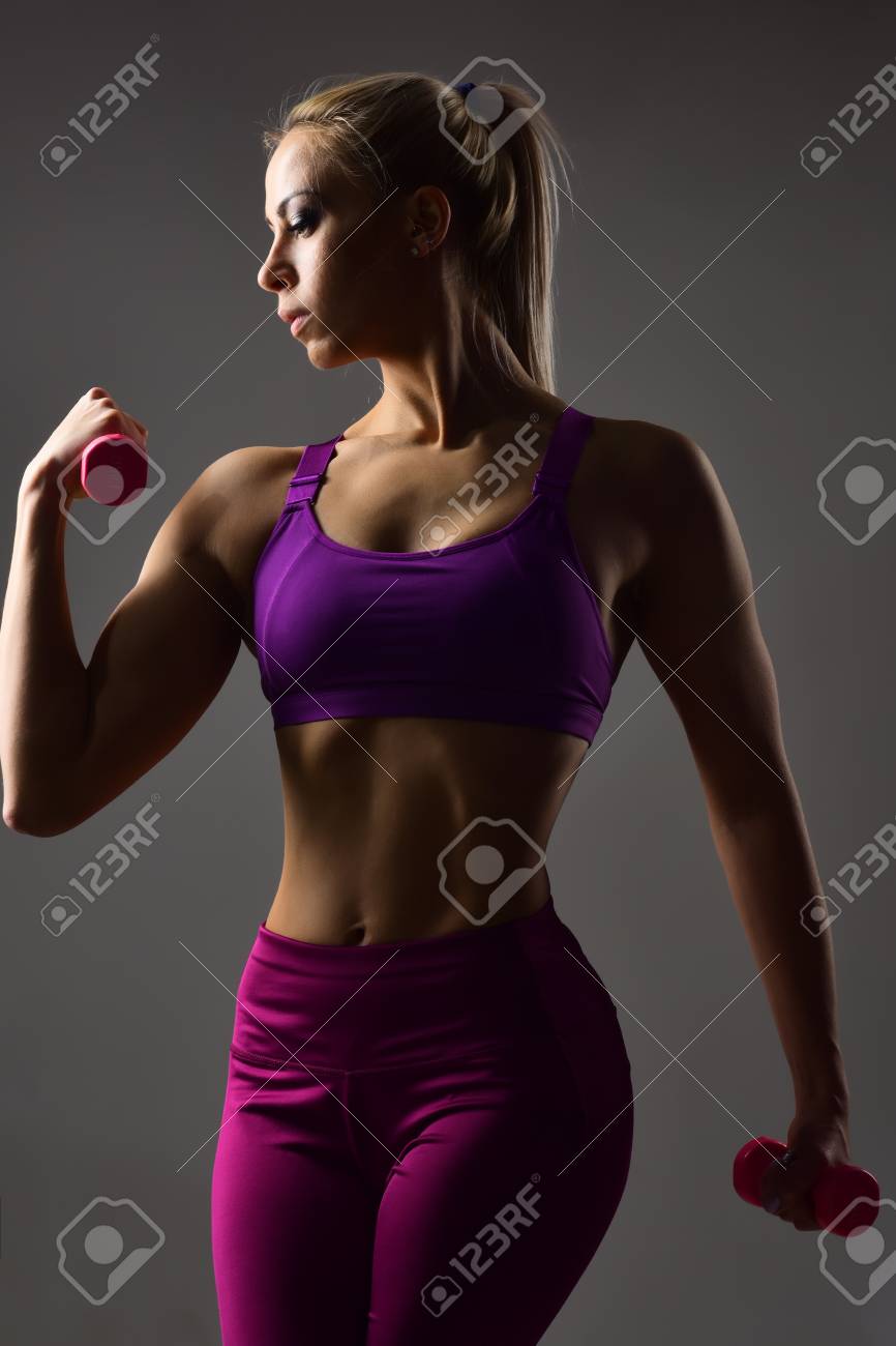 Sensual Mujer Con Mancuernas, Levantamiento De Deporte Y éxito, Salud, Look De Moda. Tren Mujer Con Barra En Ropa Cuerpo. Fitness, Dietas, Chica Sexy. Belleza, Moda, Entrenamiento. Club De