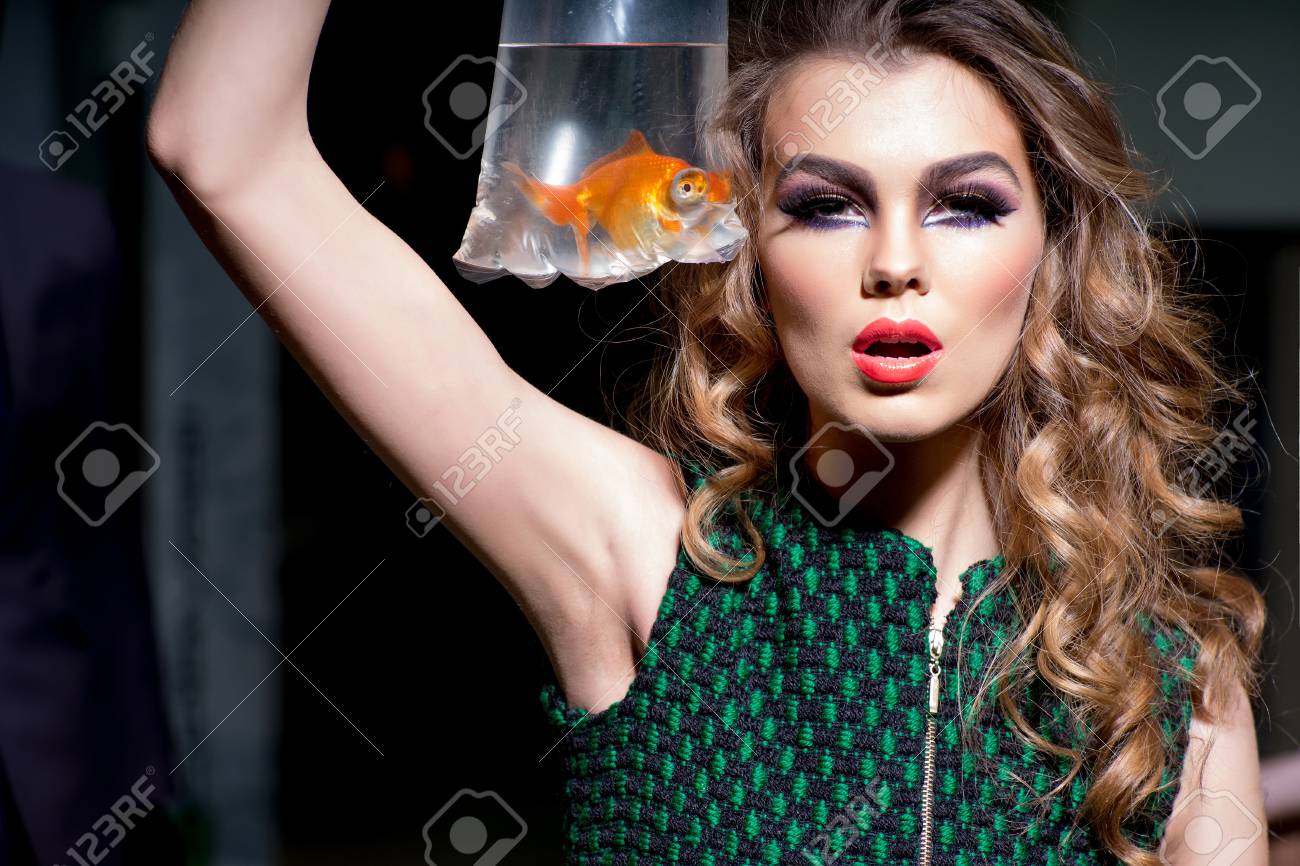ビニール袋に金魚を持つ官能的な女性 女の子は透明なパックで金魚を保持します 水族館 水生動物 ペット エコロジー 美しさ メイクアップ 見て 髪 髪型 ファッション スタイル ライフスタイル の写真素材 画像素材 Image