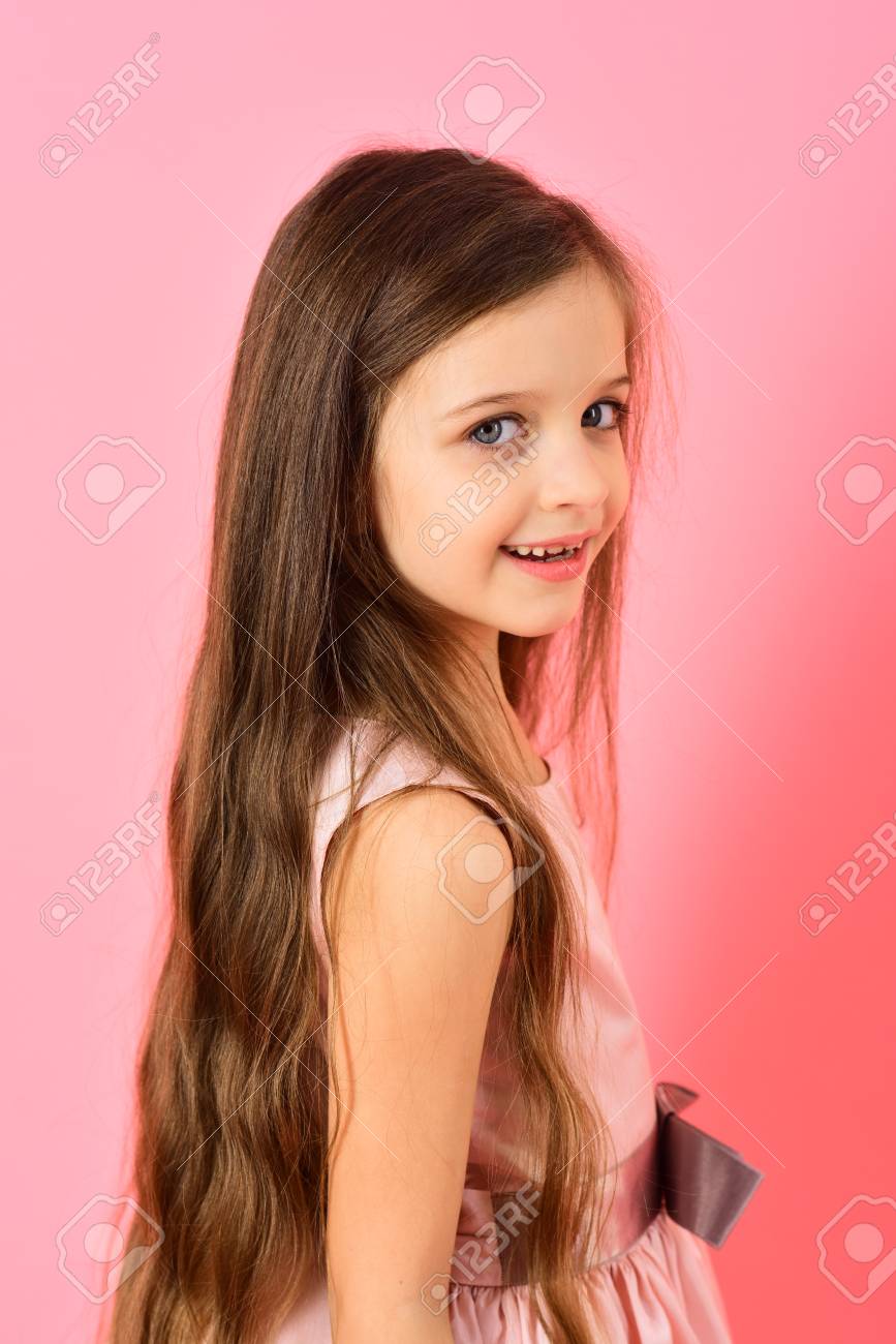Enfance Look Bonheur Coiffure Mode Enfant Coiffeur Anniversaire Modele Enfant Petite Fille Dans Une Belle Robe Petite Fille Aux Cheveux Longs Sur Fond Rose Beaute Et Mode Pastels Punchy Banque D Images Et