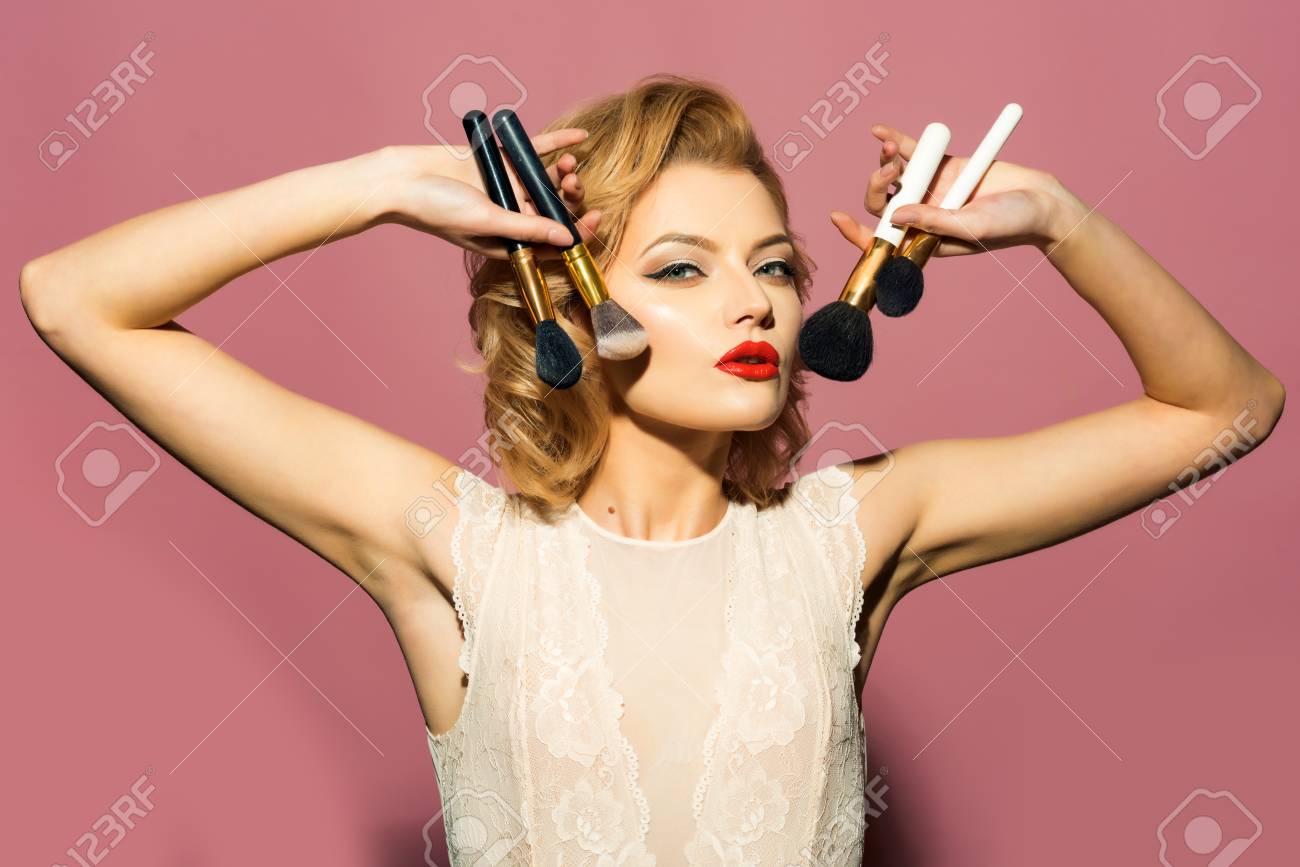 メイクアップブラシ ヴィンテージ 見てレトロな女性 エレガントなメイク ピンナップと官能的なブロンドの女の子 化粧と化粧品 スキンケア ビザ 美しさ ファッション 化粧品 ヴィンテージスタイル ヴィンテージ スキンケア 見て の写真素材 画像素材
