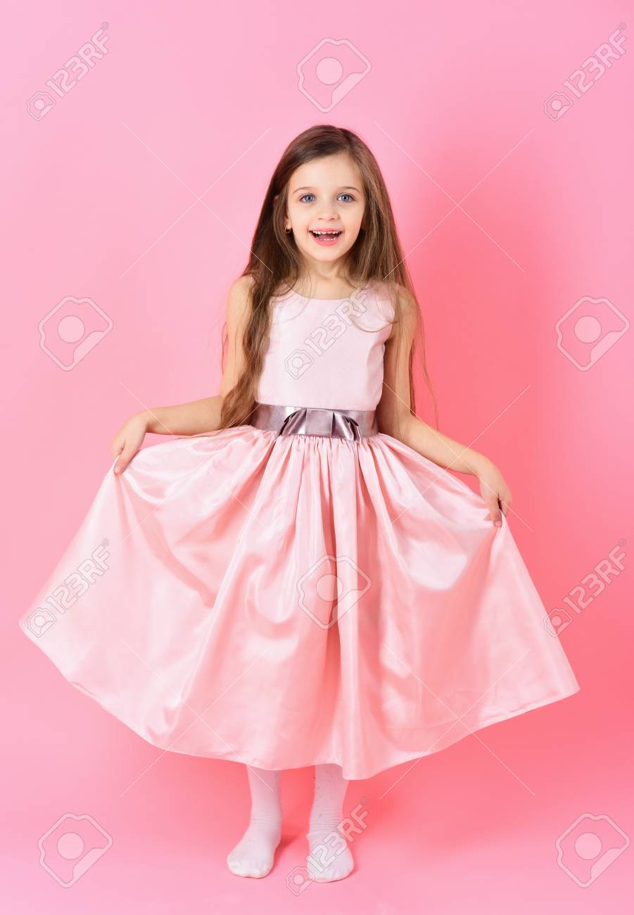 Modele Enfant Petite Fille Dans Une Belle Robe Mode Enfant Coiffeur Anniversaire Enfance Look Bonheur Coiffure Petite Fille Aux Cheveux Longs Sur Fond Rose Beaute Et Mode Pastels Punchy Banque D Images Et