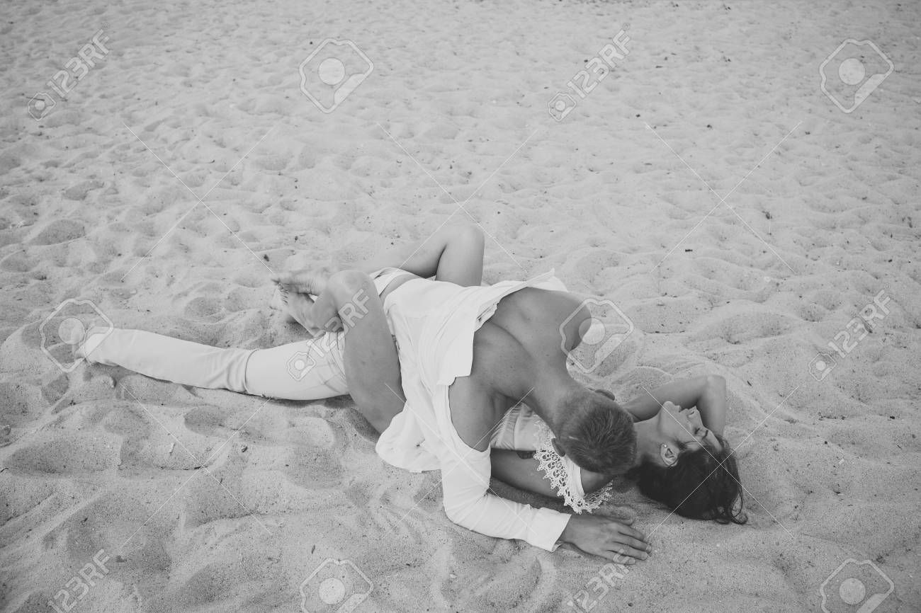 ビーチのコンセプトでセックス。欲望に満ちたカップルは、海岸の砂の上に持っています。海岸で愛を作る官能的な愛好家。愛のカップルはセックスを持って、砂浜で愛を作ります。の写真素材・画像素材  Image 105620160