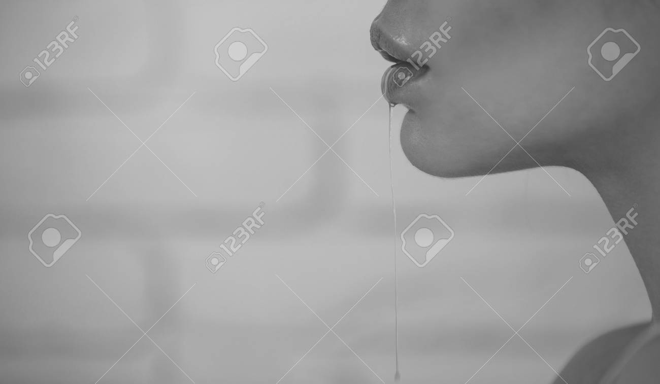 涎　素人 口から唾液よだれを垂らした女性の顔の一部の写真素材・画像素材 Image 101984088