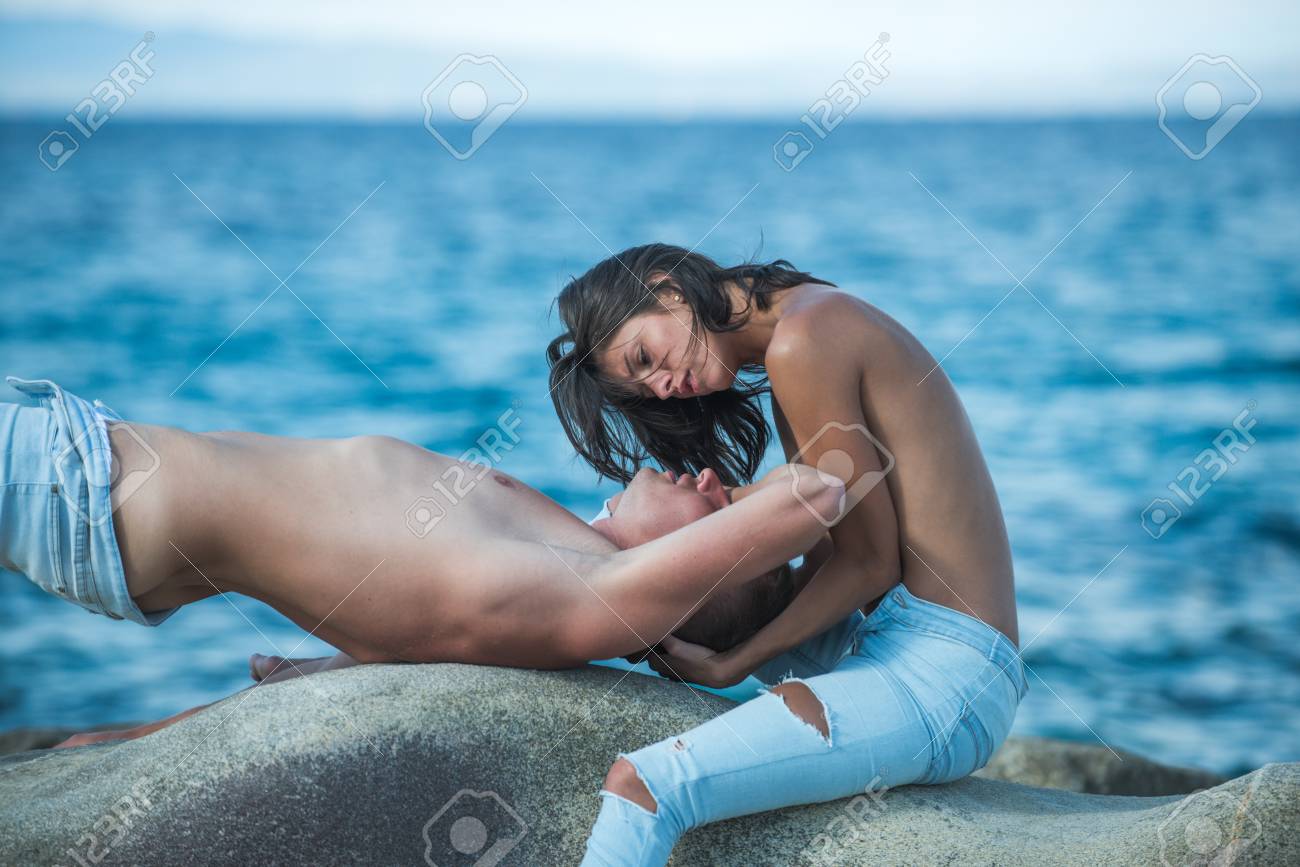 ヌードビーチ家族 海の水で裸のカップルの愛の関係。家族とバレンタインの日。セクシーな体に恋するカップルはビーチでリラックス。セクシーな女性と男性はセックスゲームをしています。夏休みと楽園旅行休暇。の写真素材・画像素材  Image 105633421
