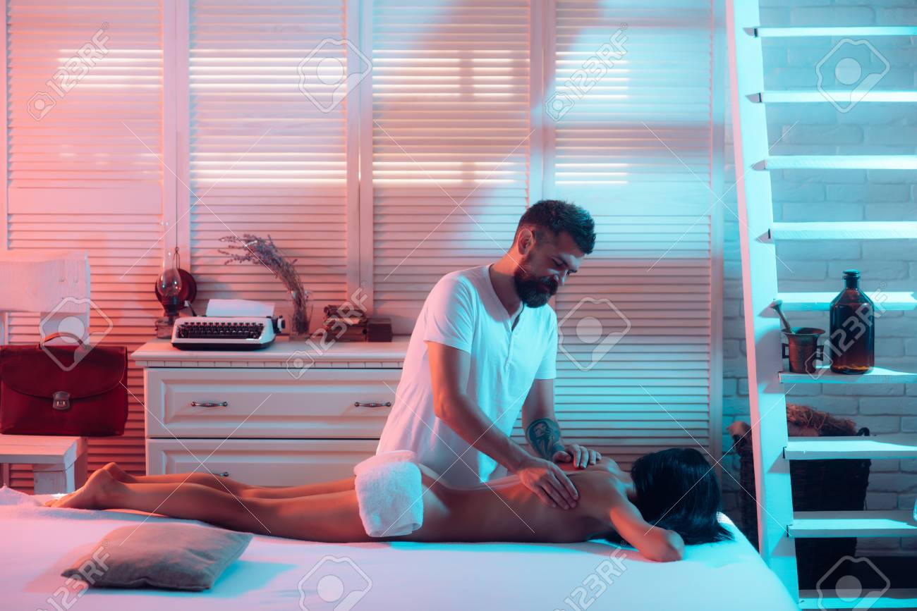Couple Détendu Au Lit. Une Femme Sexy Fait Un Massage Sensuel. Thérapie De Massage  Sexuel. Femme De Nuit Et Bonne Nuit. Banque D'Images et Photos Libres De  Droits. Image 112526319
