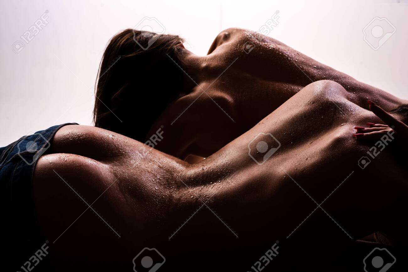 Immagini Stock - Coppia Lesbica In Posa A Letto. Fantasia Di Sesso E  Intimità In Camera Da Letto. Ragazze Nude Darte Che Dormono E Si Rilassano  Sensualmente. Corpo Sensuale E Nudo. Nudi