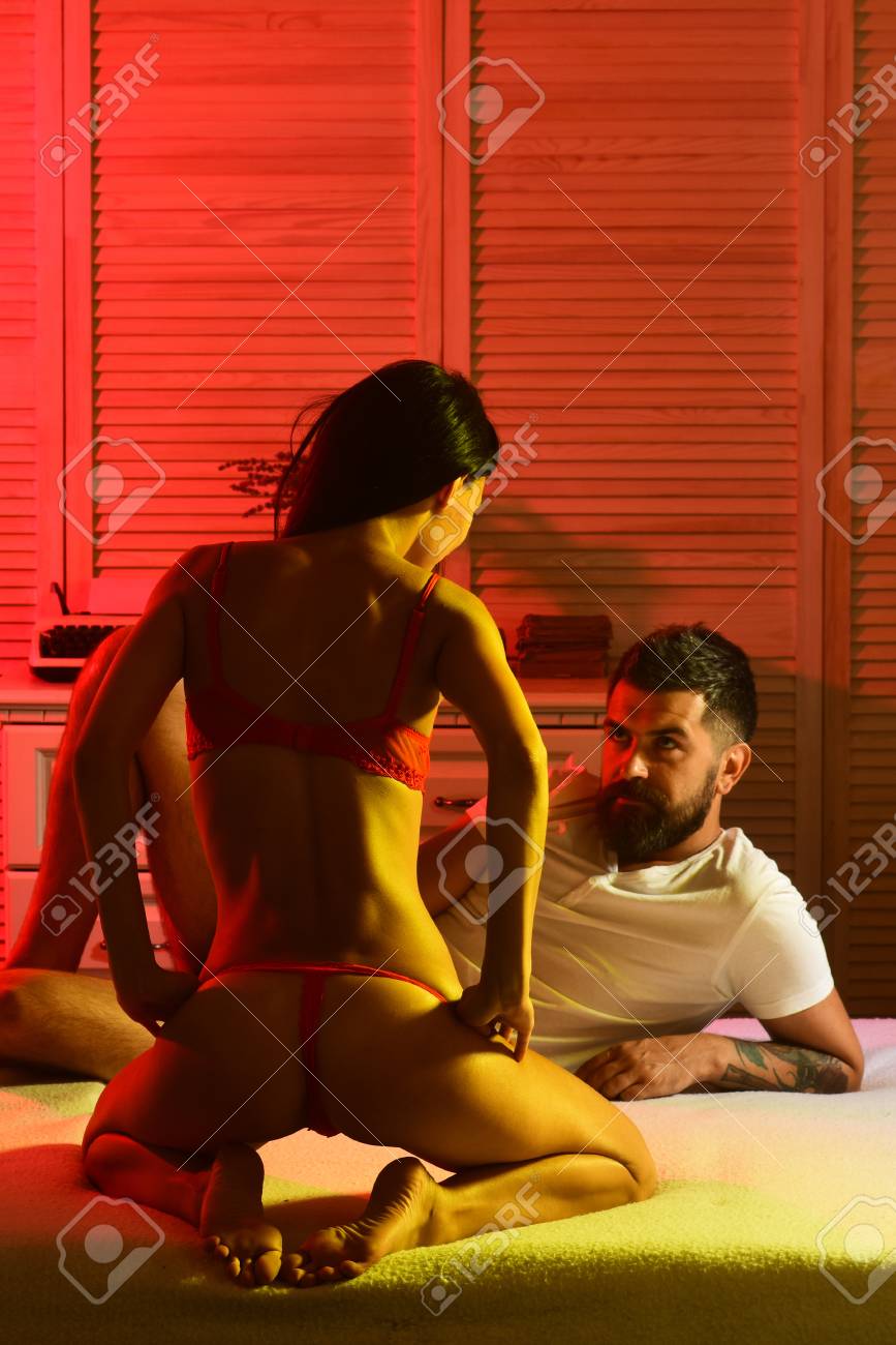 Immagini Stock - Il Sesso È Piacevole. Coppia Innamorata Che Ha Una Routine  Della Buonanotte Per Una Maggiore Intimità. Donna Sexy E Uomo Barbuto Che  Si Sentono In Camera Da Letto. Intimità