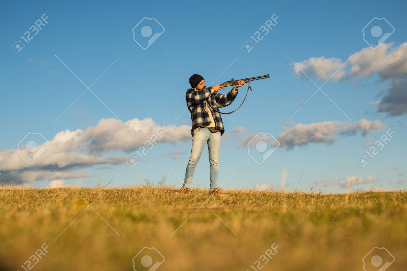 Caçador Com Rifle Poderoso Com Scope Spotting Animals. Caçador Com Arma De Espingarda Na Caça. Copie Espaço Para O Texto. Jogo De Caça Mais Realista Já Criado. Foto Royalty Free, Gravuras, Imagens