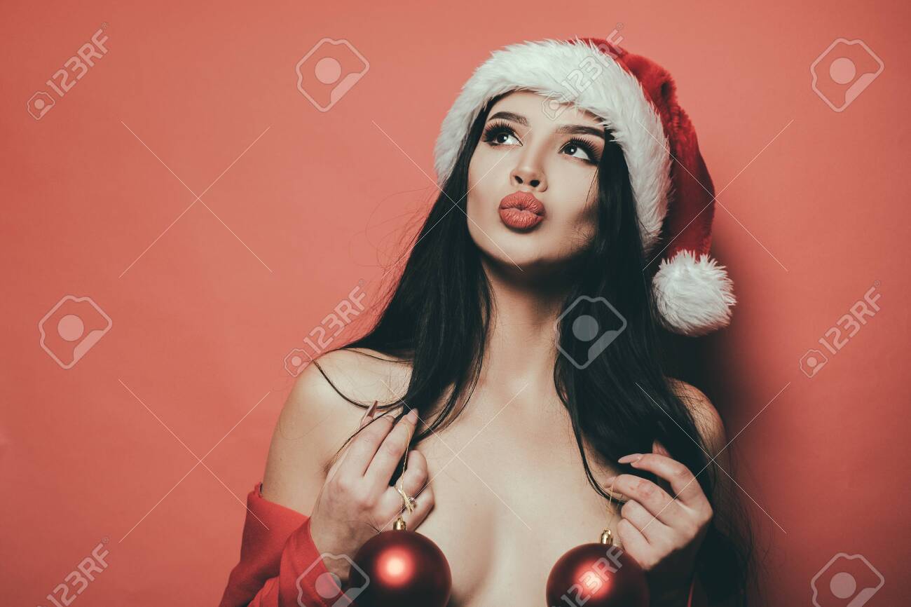 Immagini Stock - Palle Di Natale Rosse Con Tette. Tette Sexy E Festa Di  Capodanno. Donna Nuda. Concetto Di Biancheria Intima. Babbo Natale In  Topless. Intimo Erotico Per Capodanno. Bella Ragazza Sensuale