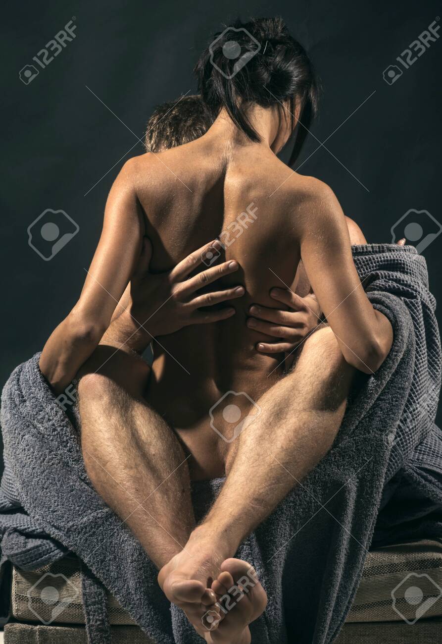 Homem Sem Camisa E Bela Mulher Magra. Sensação Erótica E Espiritual. Modelo  Masculino Bonito Brutal. Retrato Belo Casal Sexy. Casal Sexy Jogar Em Jogos  De Amor. Homem Musculoso. Sensualidade. Foto Royalty Free,