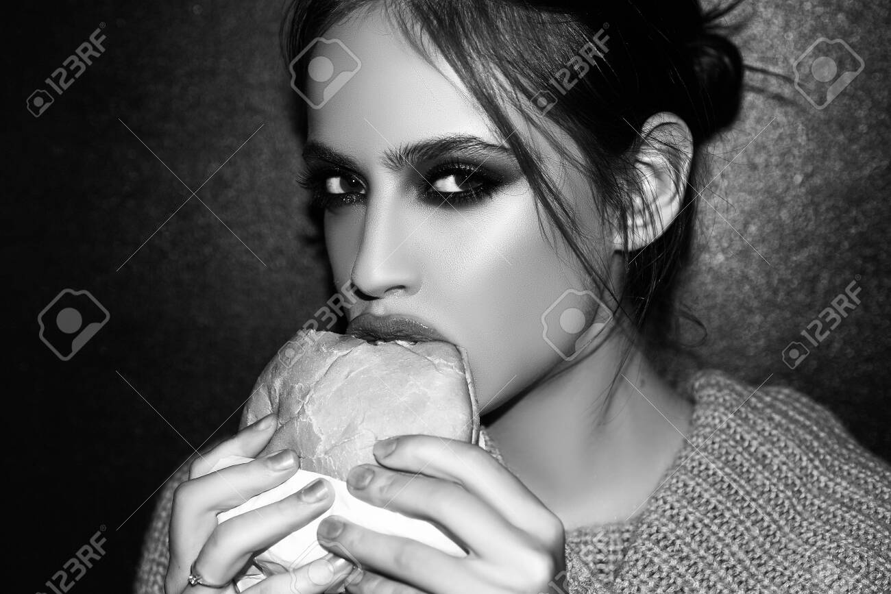 Frau genießt einen snack Essen im Café