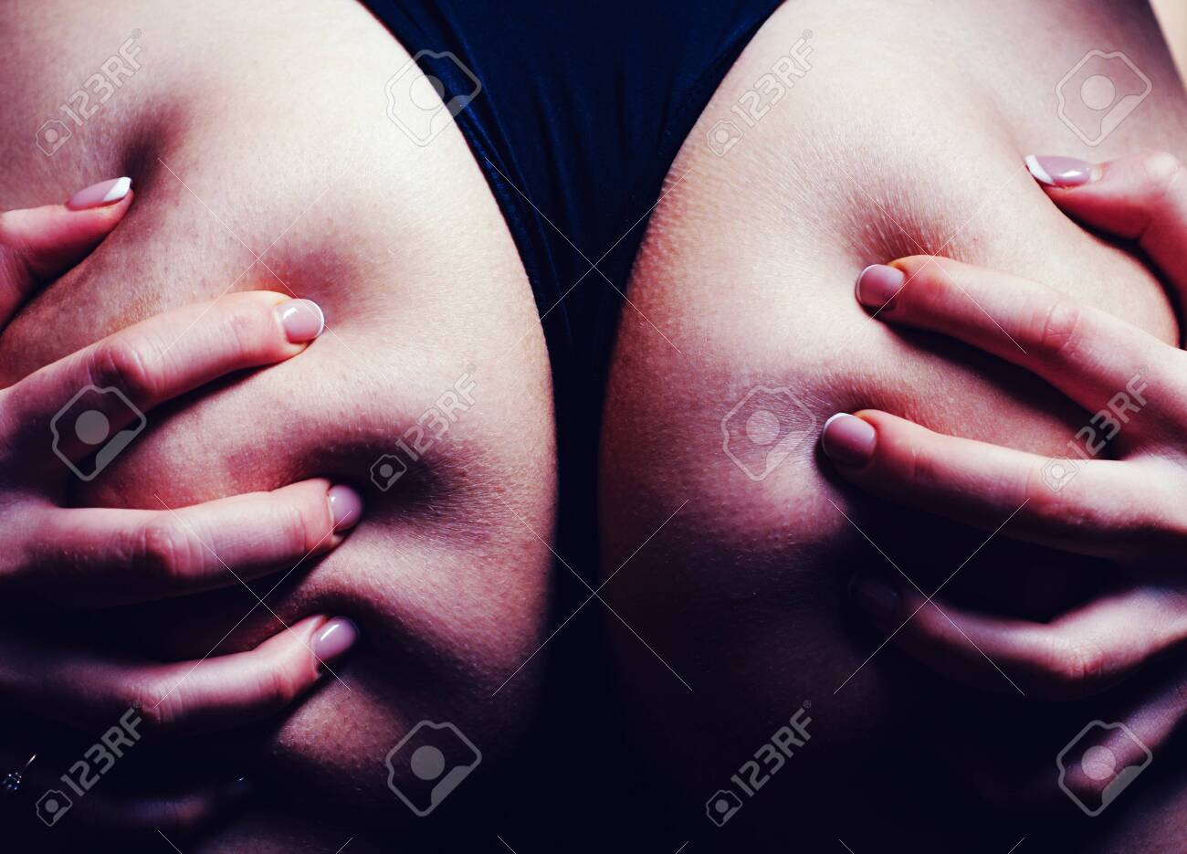 Qinda yonayotgan sham (foto)