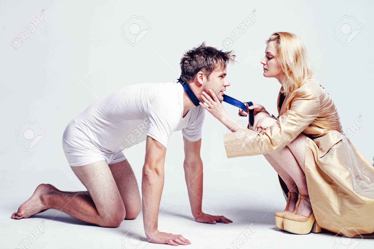 Dominación Y Sumisión. Mujer Y Hombre Jugando Juegos De Dominación. Dominar  Obedecer Desnudar Seducir A Una Pareja. Fotos, retratos, imágenes y  fotografía de archivo libres de derecho. Image 140494518