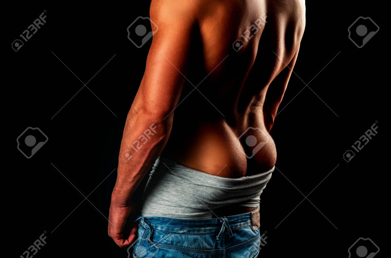Homem Jovem Nu Bunda E Volta No Fundo Preto Isolado. Nádegas Masculinas  Foto Royalty Free, Gravuras, Imagens e Banco de fotografias. Image 141262084