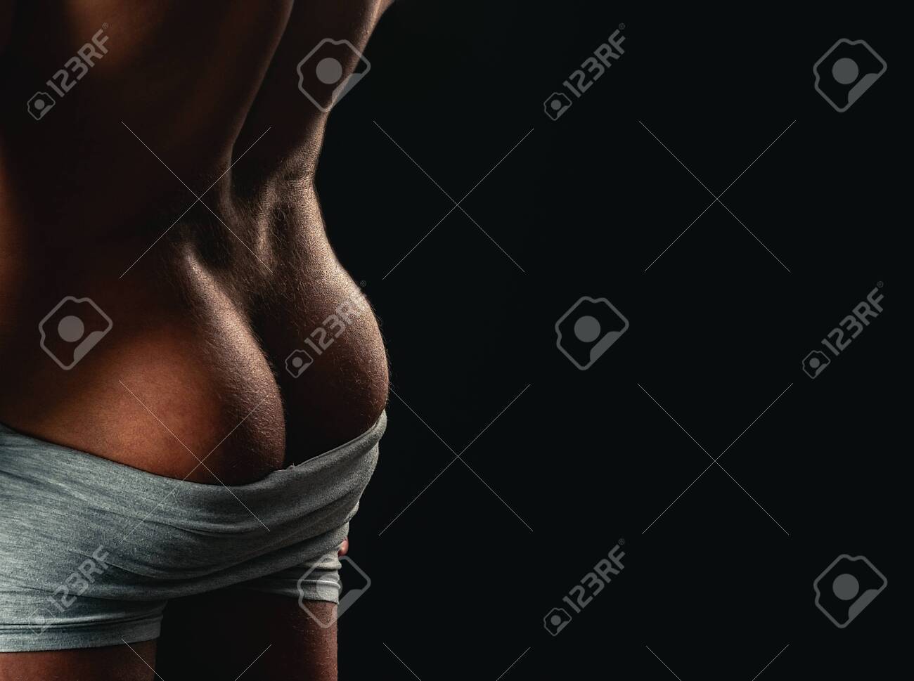 裸 男性 尻 残忍なメンズ臀部。男のお尻とパワフル。トップレスの男性モデル、裸の胴体。の写真素材・画像素材 Image 150640677