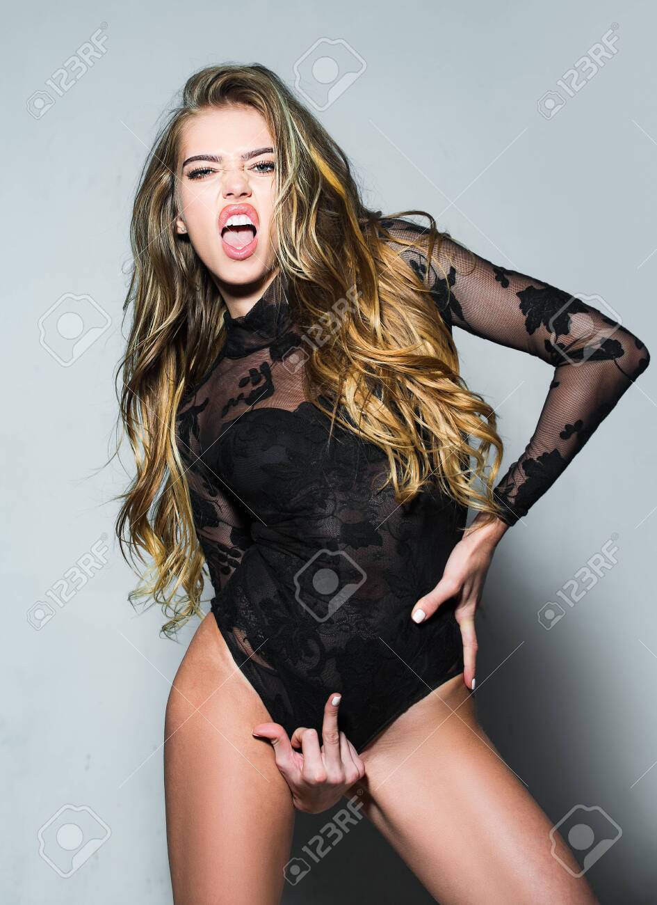 パンティ　ブラジャー　fuck 下着を着て女性。ファックと言う指。あなたの手のジェスチャーをファック。情熱と誘惑。ランジェリーで完璧な女性の体。彼女の足の間にサインをオフにファック。の写真素材・画像素材  Image 148432617