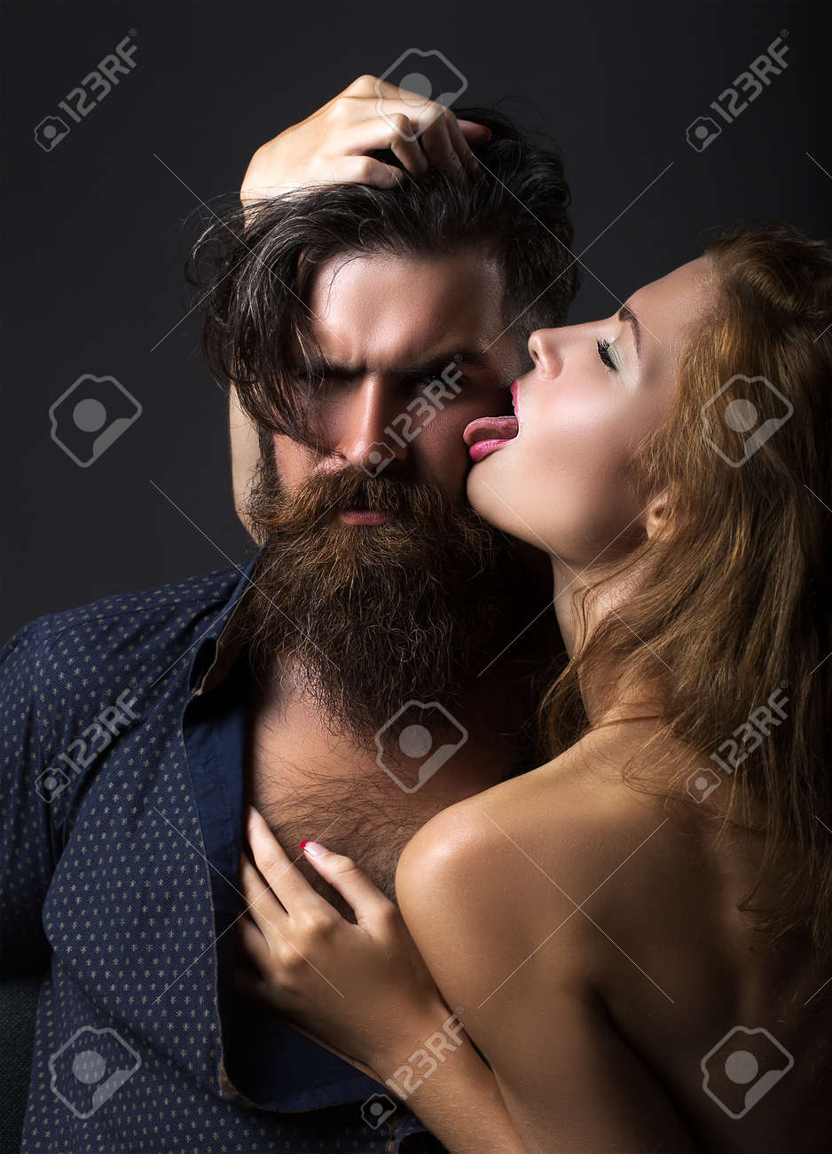 Mulher Lambe O Homem. Beijando O Casal Sexy No Abraço. Dia Dos Namorados.  Beijo. Lábios Das Mulheres. Dia Dos Namorados. Foto Royalty Free, Gravuras,  Imagens e Banco de fotografias. Image 156603118