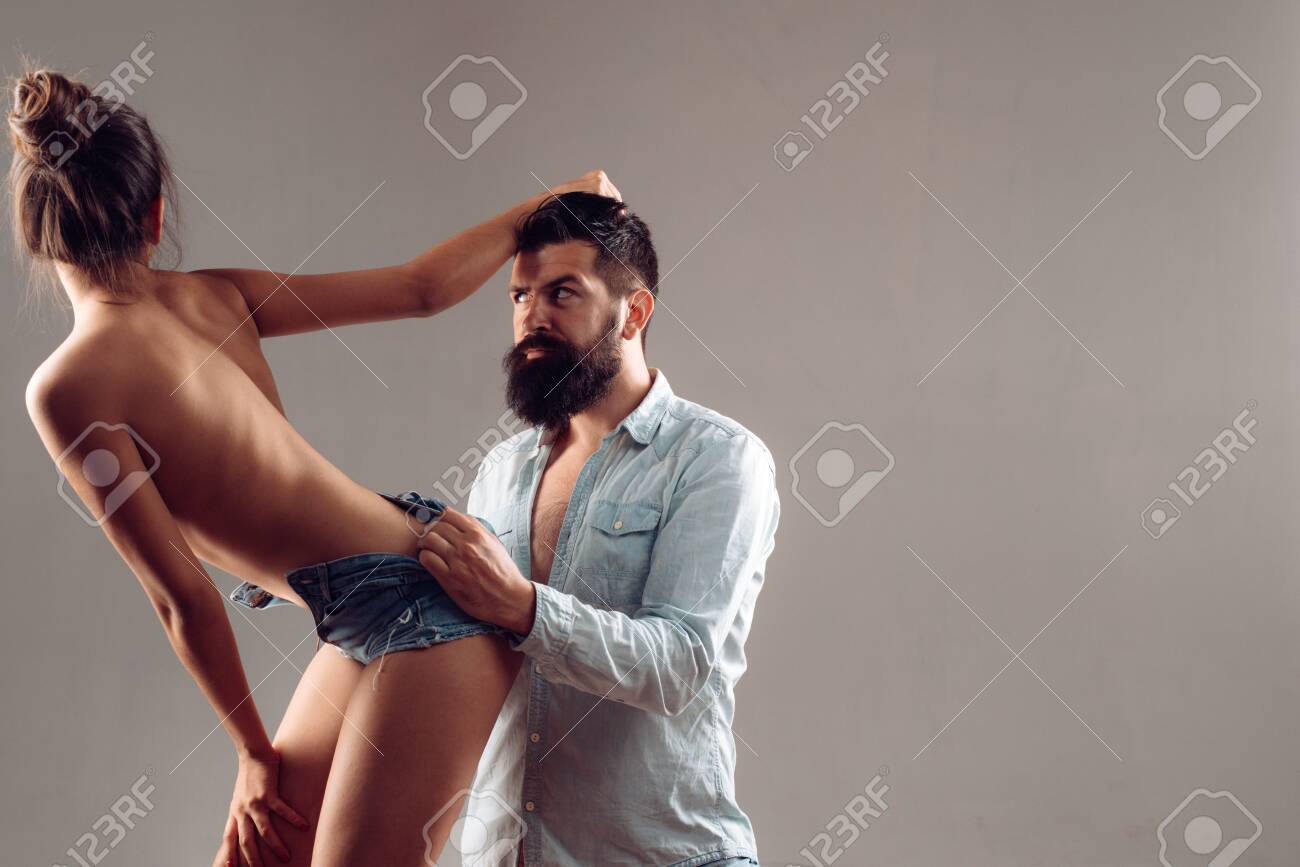 情熱的な魅惑的な官能的ないたずらなエッチな恋人のカップル。セクシーなカップル。の写真素材・画像素材 Image 156950554