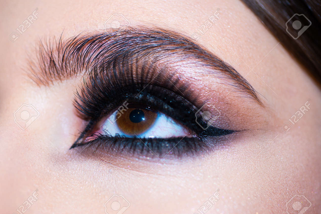 Olhos com make up close up. maquiagem closeup. sobrancelha cílios longos. salão de beleza. belo olho macro feminino com cílios longos e maquiagem esfumaçada. sobrancelhas perfeitas. cosméticos e moda visage. - 158196616 Olhos com make up close up. maquiagem closeup. sobrancelha cílios longos. salão de beleza. belo olho macro feminino com cílios longos e maquiagem esfumaçada. sobrancelhas perfeitas. cosméticos e moda visage. - 158196616