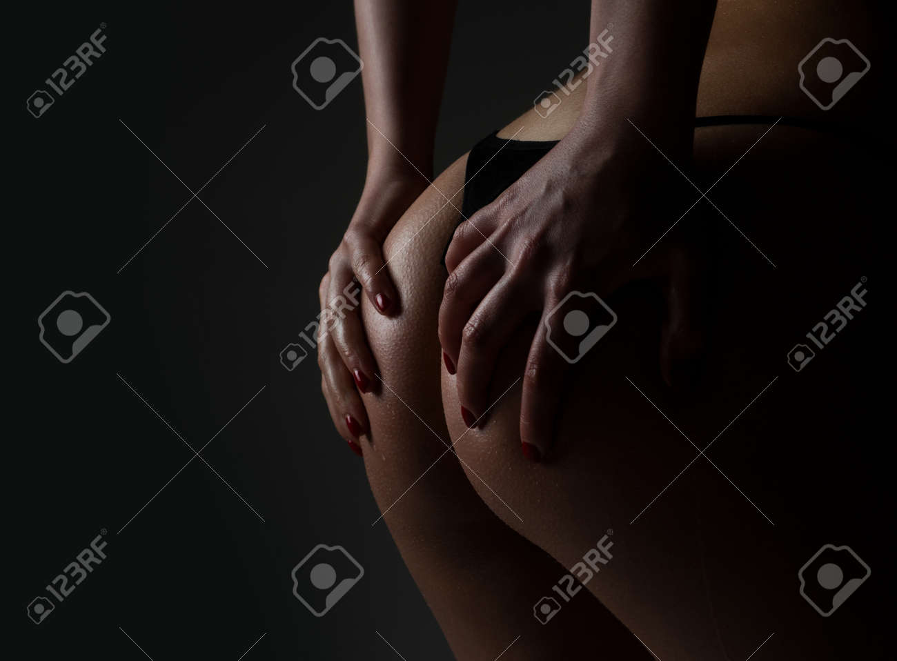 Hombre toca a mujee y la desnuda