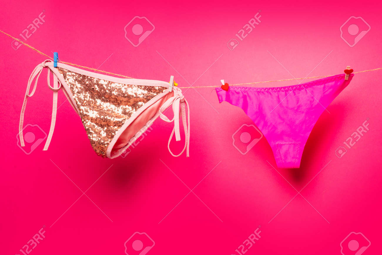 エロい　物干し場　ランジェリー ロープの女性のパンツ。女性の下着。物干しに女性の下着。カラフルなエロパンティー。の写真素材・画像素材 Image 164462036
