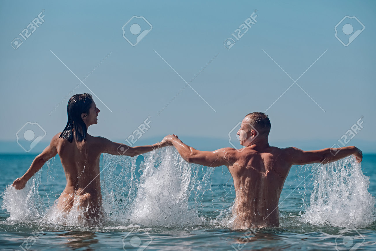 nude beach couple 恋愛中のカップルはビーチでヌードをリラックスします。夏休みと楽園旅行休暇。海の水で裸のカップルの愛の関係。の写真素材・画像素材 Image  167869475