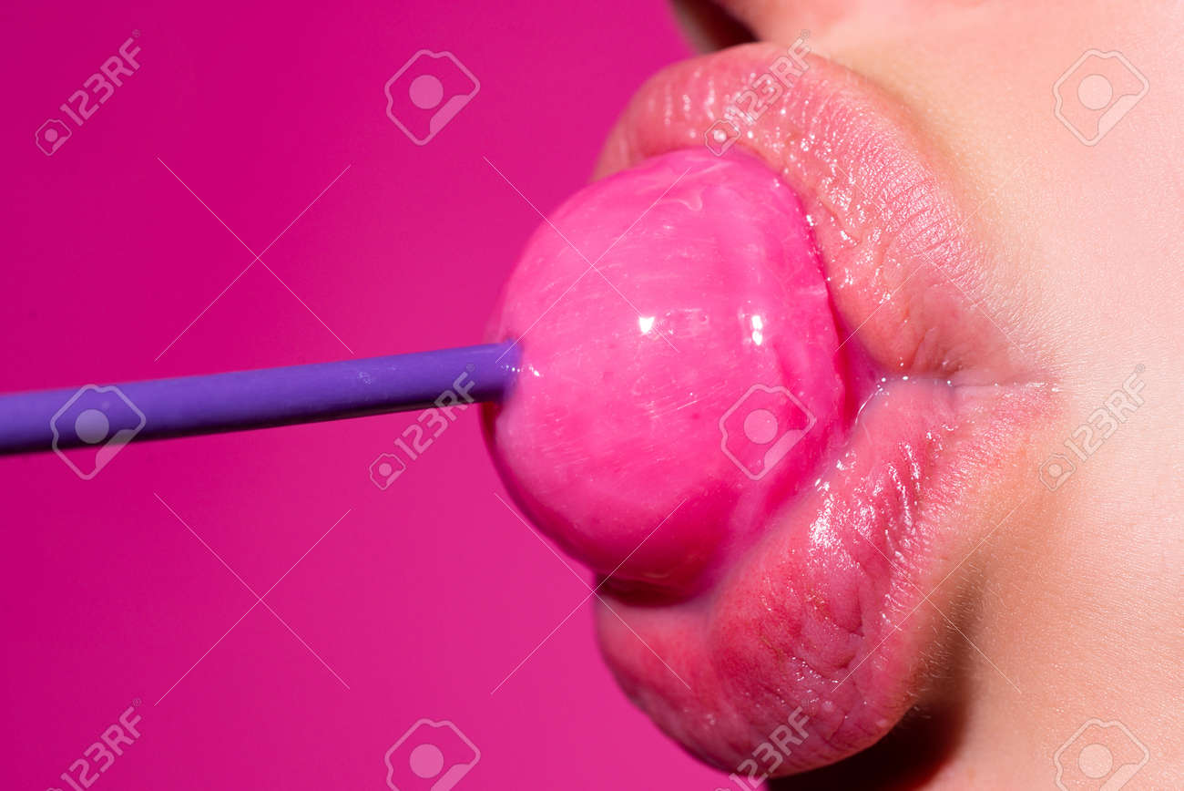 セクシーなフェラのシンボル。チュッパチャプスを食べるセクシーな口を持つ少女がクローズアップ。ロリーポップを吸う女性の唇 。ロリポップを口に持っている女性、クローズアップ。赤い唇、官能的で風俗店のコンセプト。の写真素材・画像素材 Image 173277712