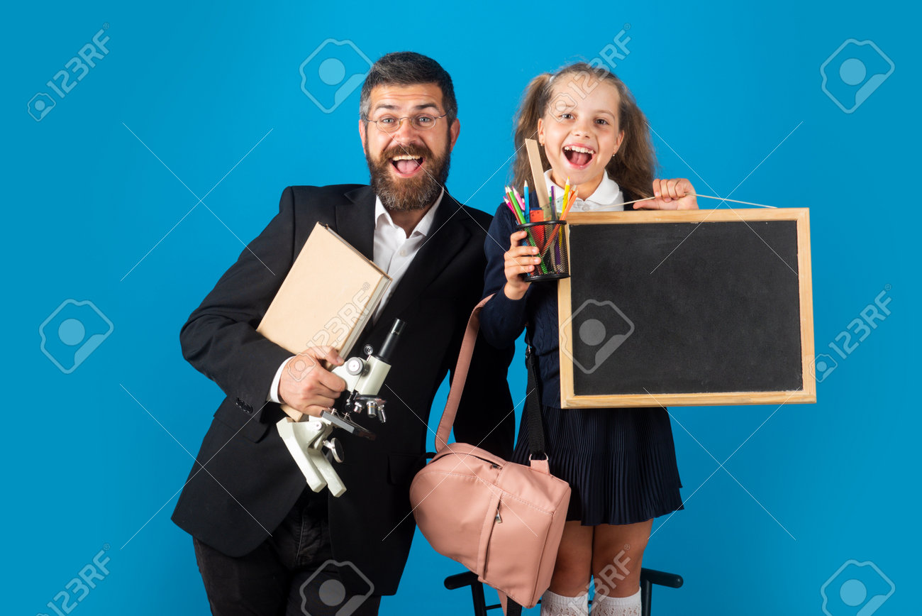 スタジオで楽しんでいる制服姿の面白い小さな女子高生。驚いた興奮した幸せな生徒の女子高生と家庭教師の先生の肖像画。制服姿の女子校生が楽しんで成功。の写真素材・画像素材  Image 172065653