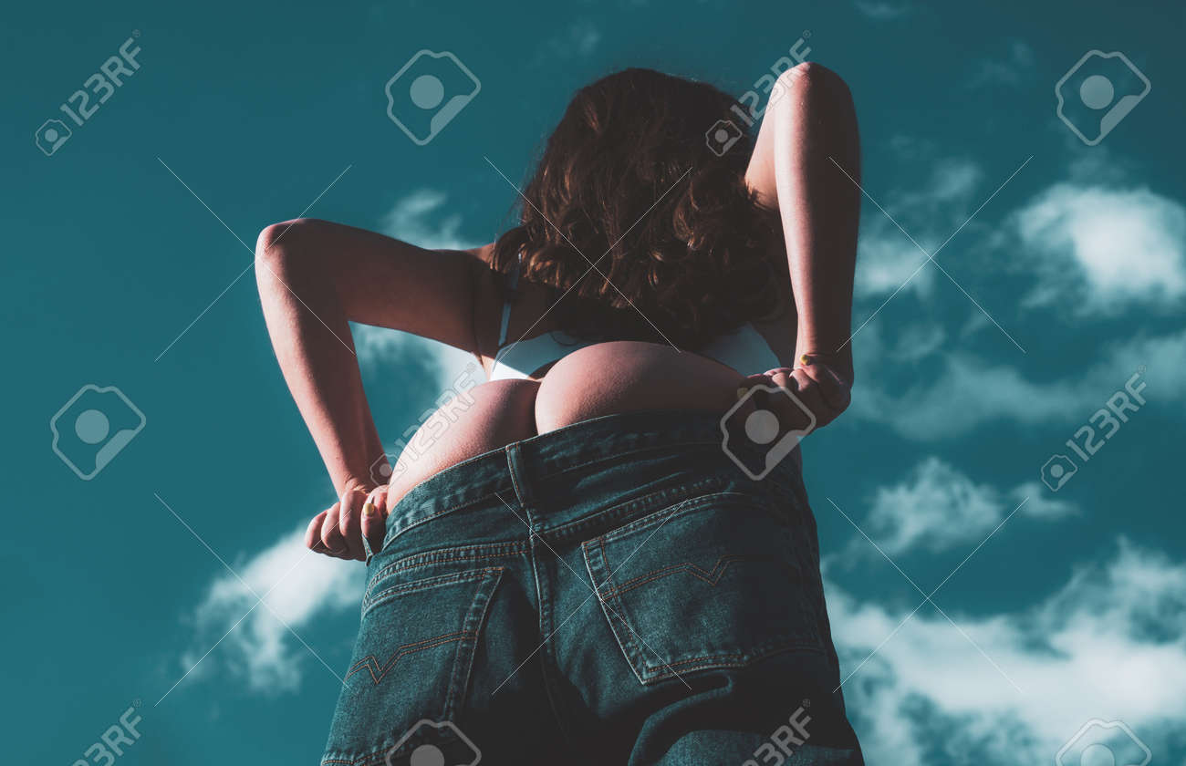 Grosses Fesses. Une Fille Sexy Enlève Sa Culotte Et Montre Un Beau Cul. Les  Filles Se Sont Déshabillées. Fesses Sexy Femmes En Jeans. Banque DImages  et Photos Libres De Droits. Image 180908789