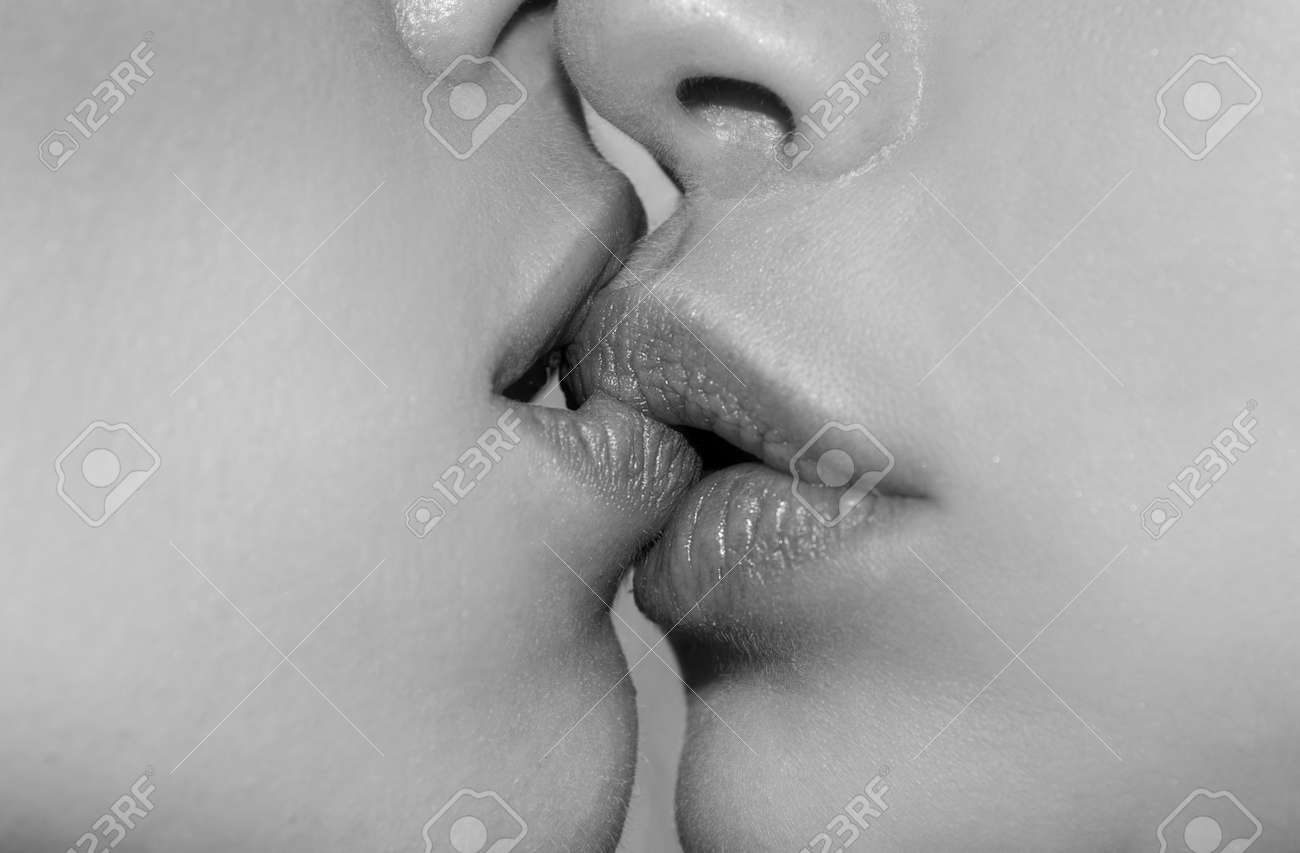 Zunge Lesbischer Mädchenmund, Sexy Frauenkonzept. Zungenkuss. Zwei Frauen  Oralsex. Sinnlicher Kuss Bei Gleichgeschlechtlichen Paaren Aus Nächster  Nähe. Geschmack Und Körperliebe Für Frauen, Sex Zwischen Mädchen,  Homosexuelle Familie Lizenzfreie Fotos ...