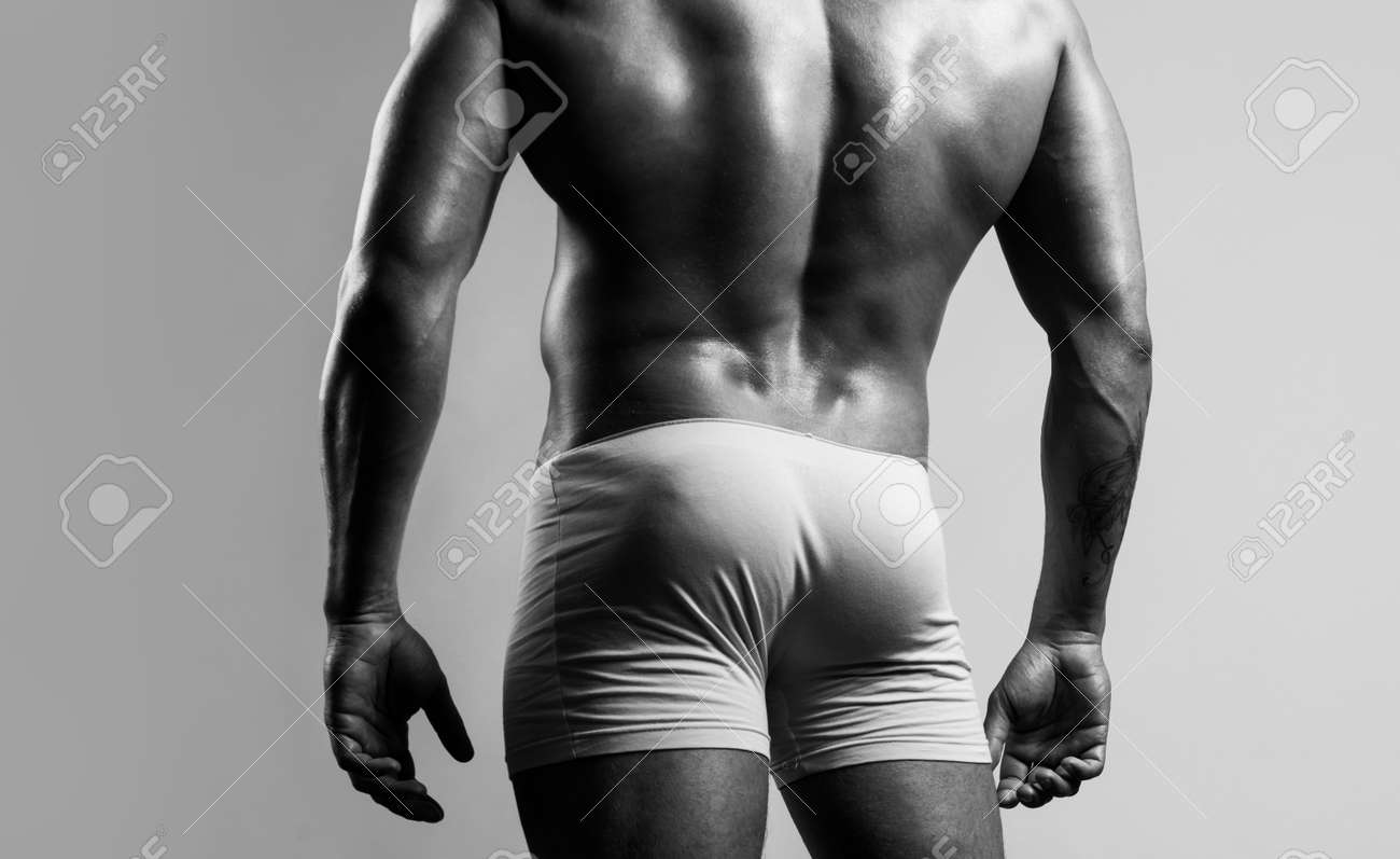 裸 男性 尻 黄色いパンツの男のお尻。筋肉質のお尻を持つ筋肉質の男。裸の裸の胴体、裸の男性のお尻。の写真素材・画像素材 Image 183764550