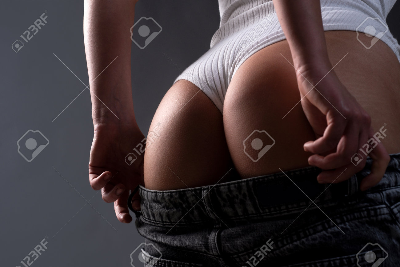 パンティ脱ぎ お尻 理想的な女性のお尻。デニムの女性はパンティを脱ぎ、ズボンのジッパーを開け、誘惑、セクシュアリティ。女性のヒップジーンズから女性の手が取り除かれました。の写真素材・画像素材  Image 191762310