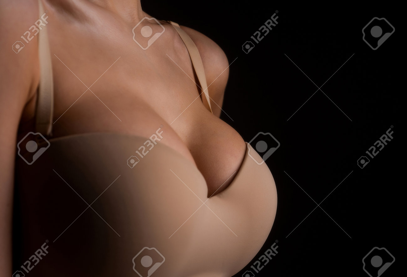 Frauen Mit Großen Brüsten. Brüste, Im BH, Sinnliche Titten. Schöner  Weiblicher Körper. Dessous-Modell. Nahaufnahme Der Frau Im BH. Lizenzfreie  Fotos, Bilder und Stock Fotografie. Image 194454714.