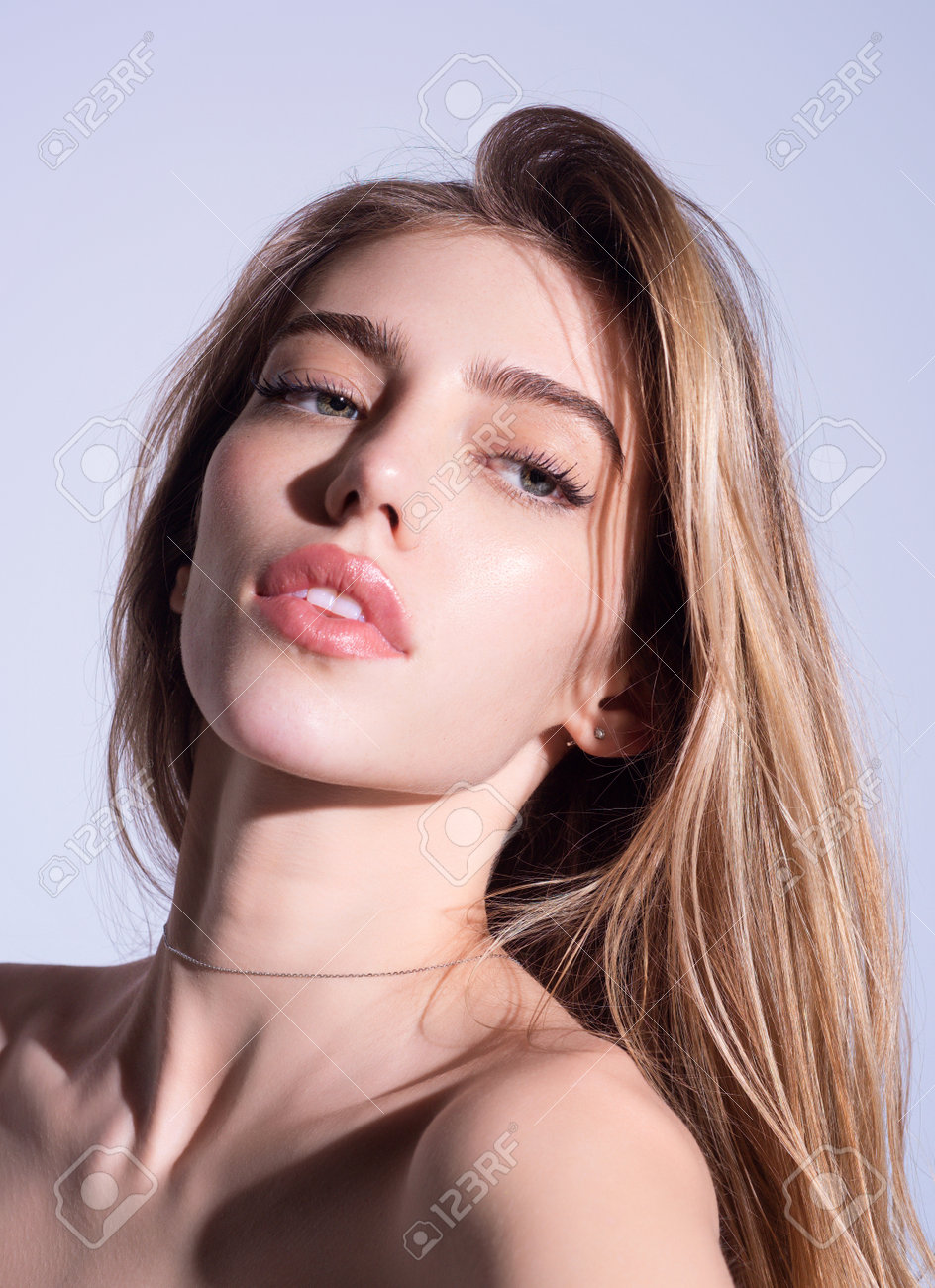 Beauty Face Of Young Blonde Woman. Sexy Model Posing In Studio. Portrait Of Beautiful  Girl. Beauty Woman Face Closeup. Pretty Girl Face On Studio Background.  Sensual Look. Beautiful Female Face. Фотография, картинки,