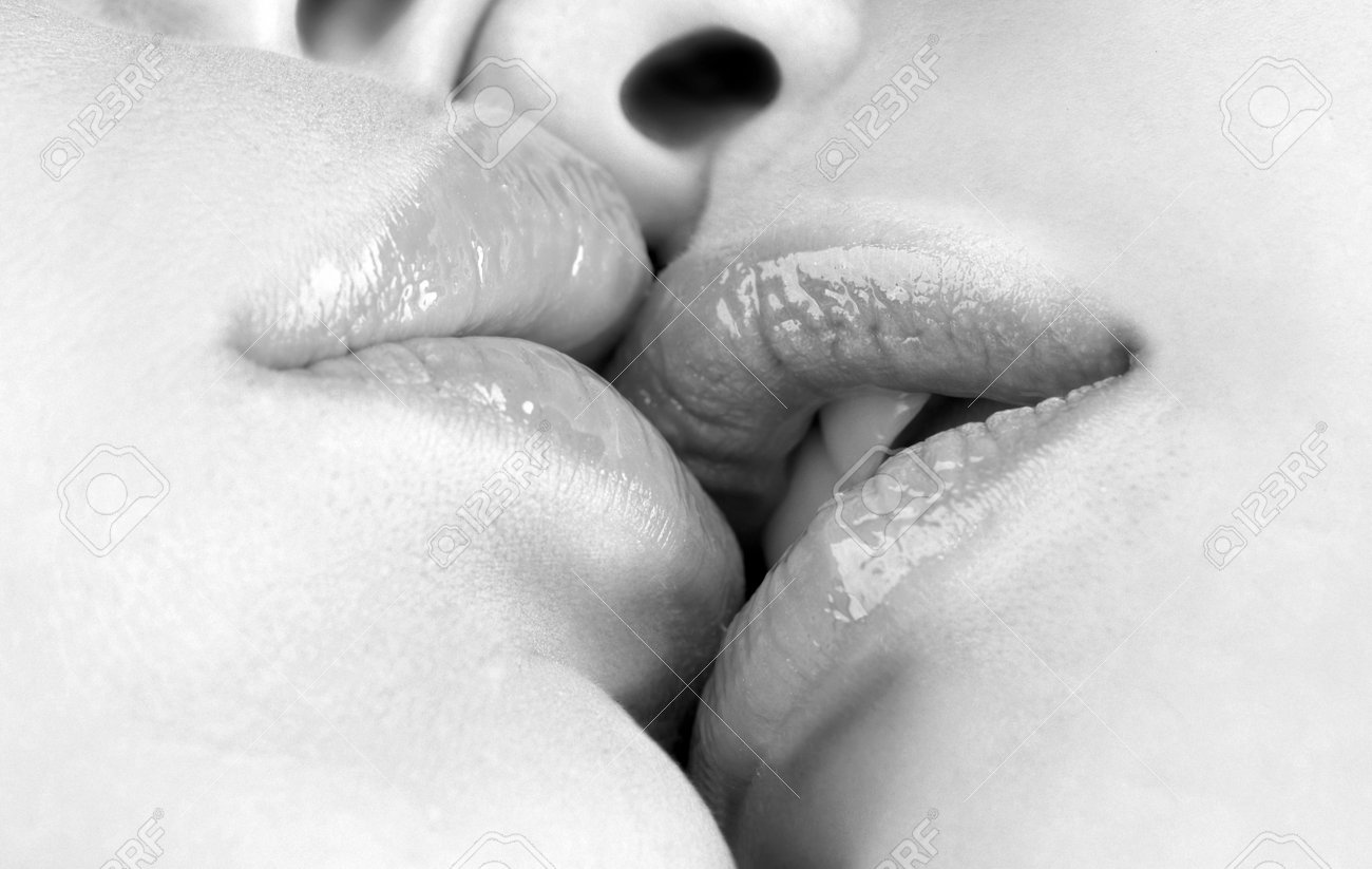 きれいなレズ画像 接写でキス。化粧なしのふっくらとした唇。恋する2人の美しいレズビアン。情熱と官能的なキス。カップルの接写。の写真素材・画像素材 Image  199018550