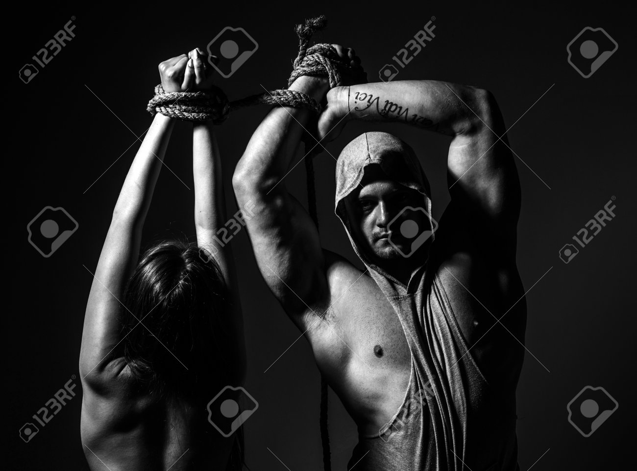 Dominação Do Sexo. Roleplay De Bondage. Casal Bdsm. Escravo Sexy Bonito Da  Mulher. Foto Royalty Free, Gravuras, Imagens e Banco de fotografias. Image  199906605