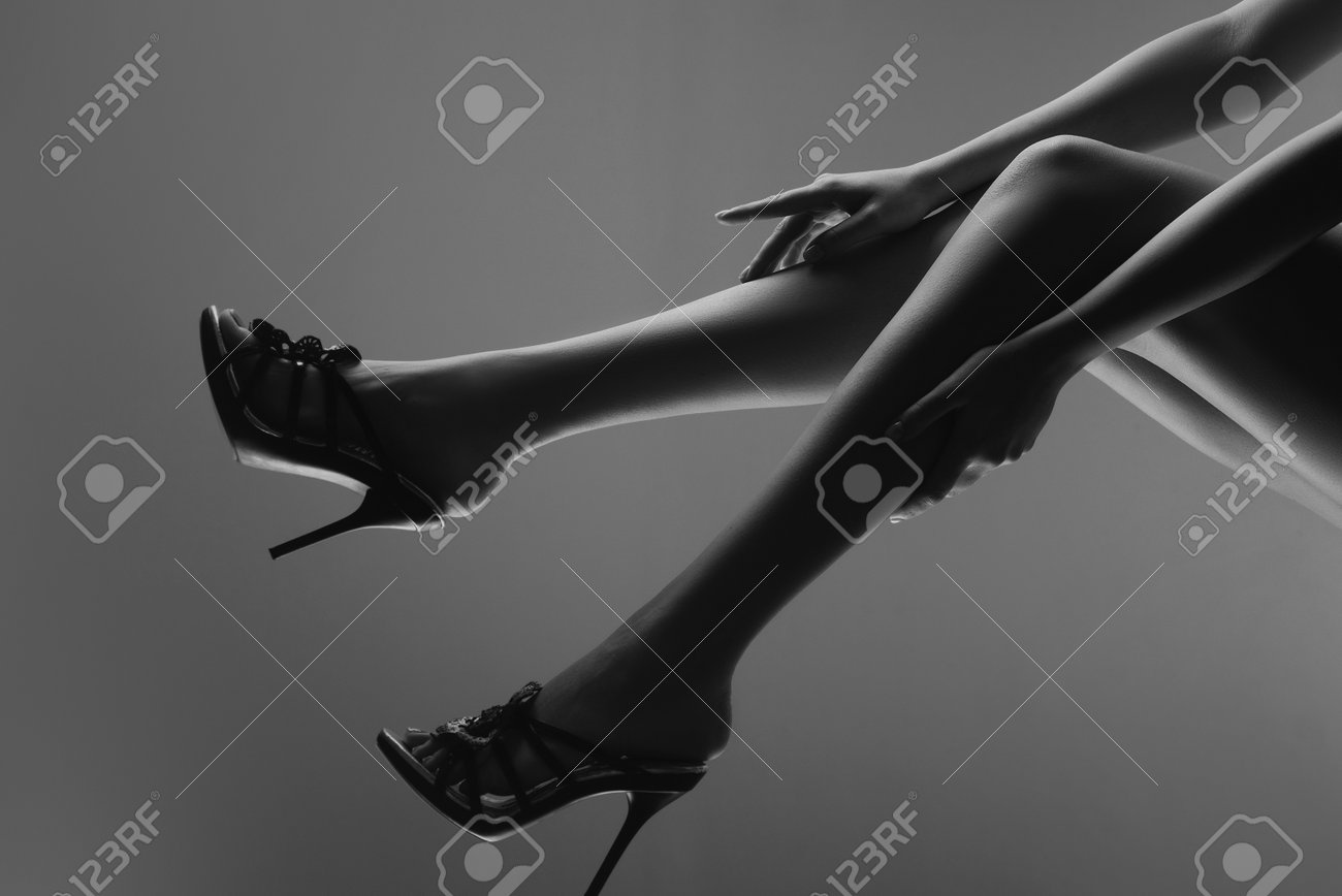 fetish girls legs 足フェチ。女性の足。魅惑的な女の子。の写真素材・画像素材 Image 203906841