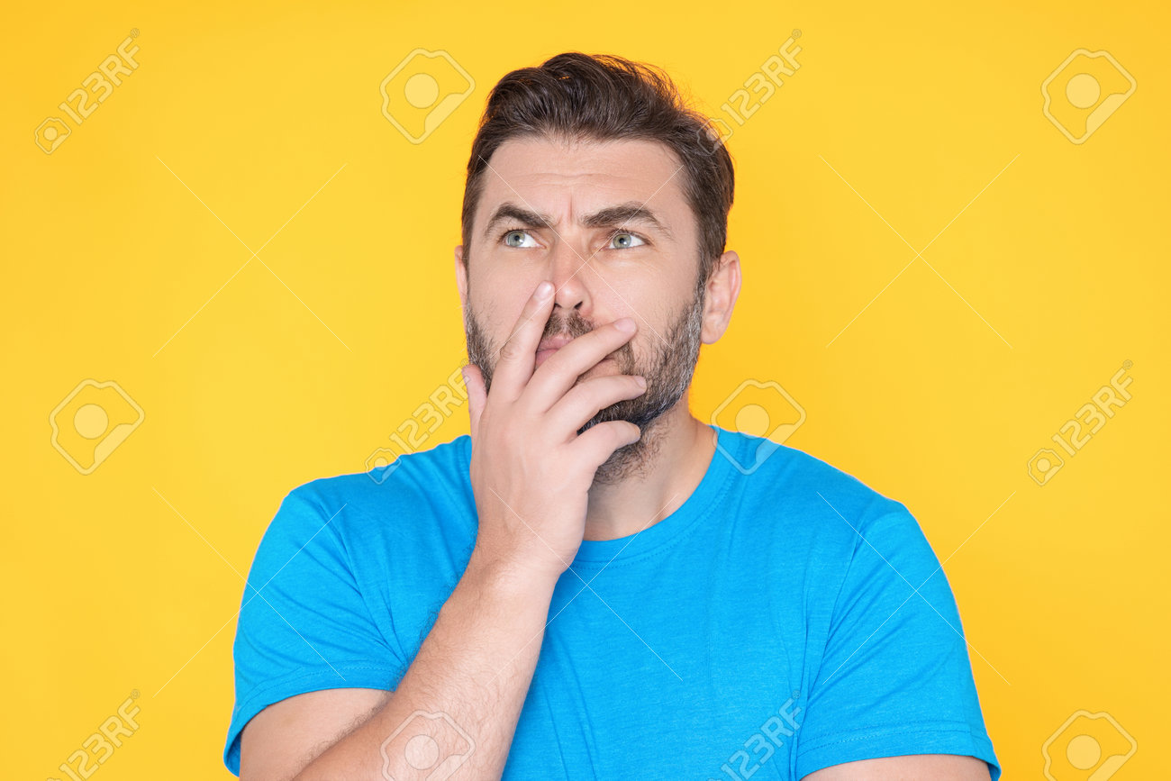疑問を持った困惑した表情の男。思慮深い男。 思慮深い真面目な、思慮深い表情の男のポートレート。ハンサムな思慮深い男は疑いに集中して考えている。の写真素材・画像素材  Image 205996900
